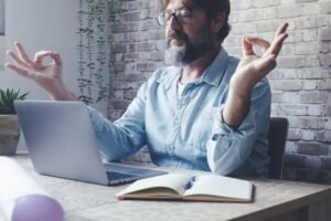 personne zen travaillant sur ordinateur a domicile