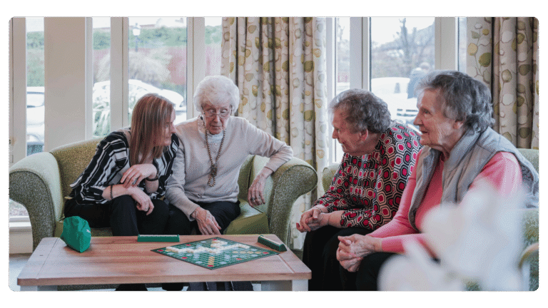 Comment Fonctionne L'accueil En Famille Pour Une Personne Âgée 2 personnes agees chaleureusement recues en foyer familial