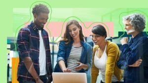 Quelles compétences offre un bachelor Paie et Social pour votre carrière 2 personnes discutant autour dun ordinateur portable