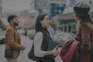 personnes discutant dans un environnement professionnel dynamique