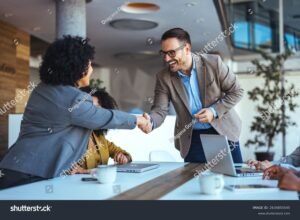 personnes echangeant lors dune reunion professionnelle