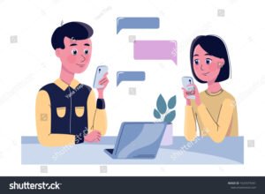 personnes en discussion avec smartphone et ordinateur portable