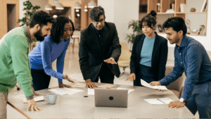 personnes en formation professionnelle diversifiee evoluant ensemble