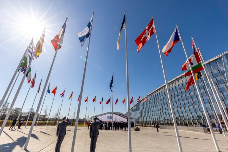 personnes internationales devant drapeau luxembourgeois