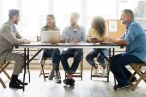personnes souriantes discutant dans bureau moderne