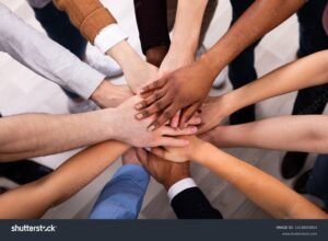 personnes unissant leurs mains en cercle