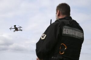 pilote de drone en uniforme sncf volant drone