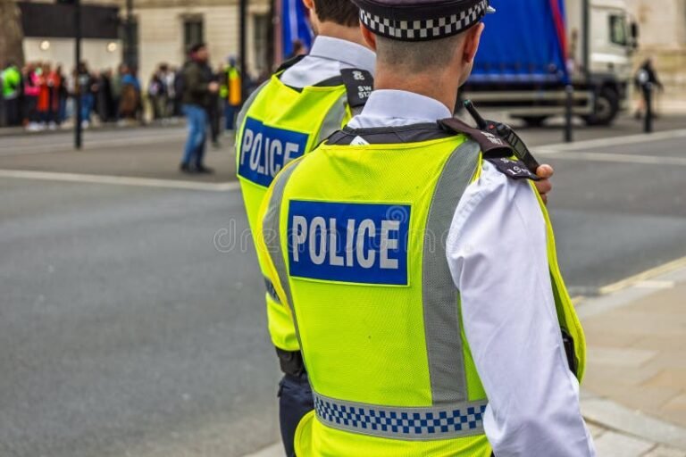 policier en uniforme sur le terrain urbain