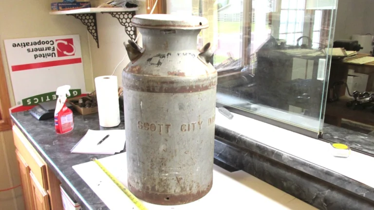 pot a lait ancien en action rustique