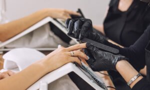 Quel métier choisit-on pour travailler avec les ongles professionnels 2 professionnel des ongles en train de travailler