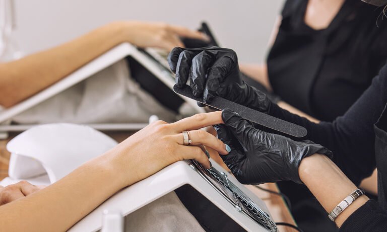 professionnel des ongles en train de travailler