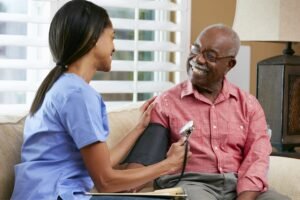 professionnelle aidant une personne agee a domicile