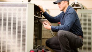 technicien installant systeme de chauffage moderne