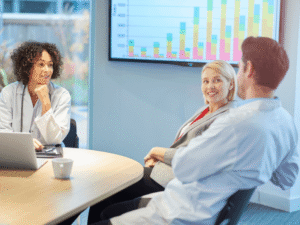 technico commercial en reunion avec clients et produits