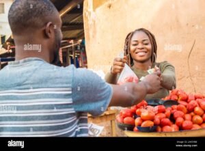 vendeur souriant au marche avec clients heureux