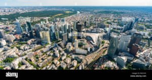 Comment Trouver Un Stage En Finance à Paris Rapidement et Efficacement 24 vue aerienne de paris avec gratte ciel financiers
